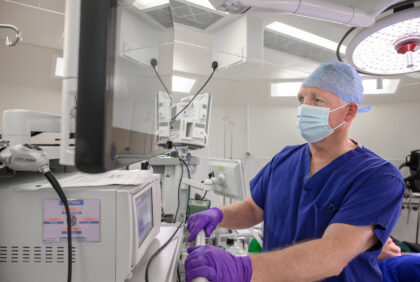 A surgeon looks at a monitor in theatre