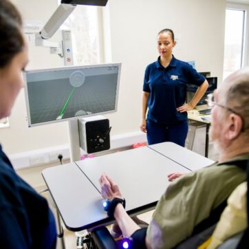 Patient taking part in cognitive virtual therapy