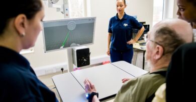 Patient taking part in cognitive virtual therapy