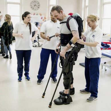 Exoskeleton therapy with staff support