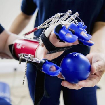 Hand therapy device in action